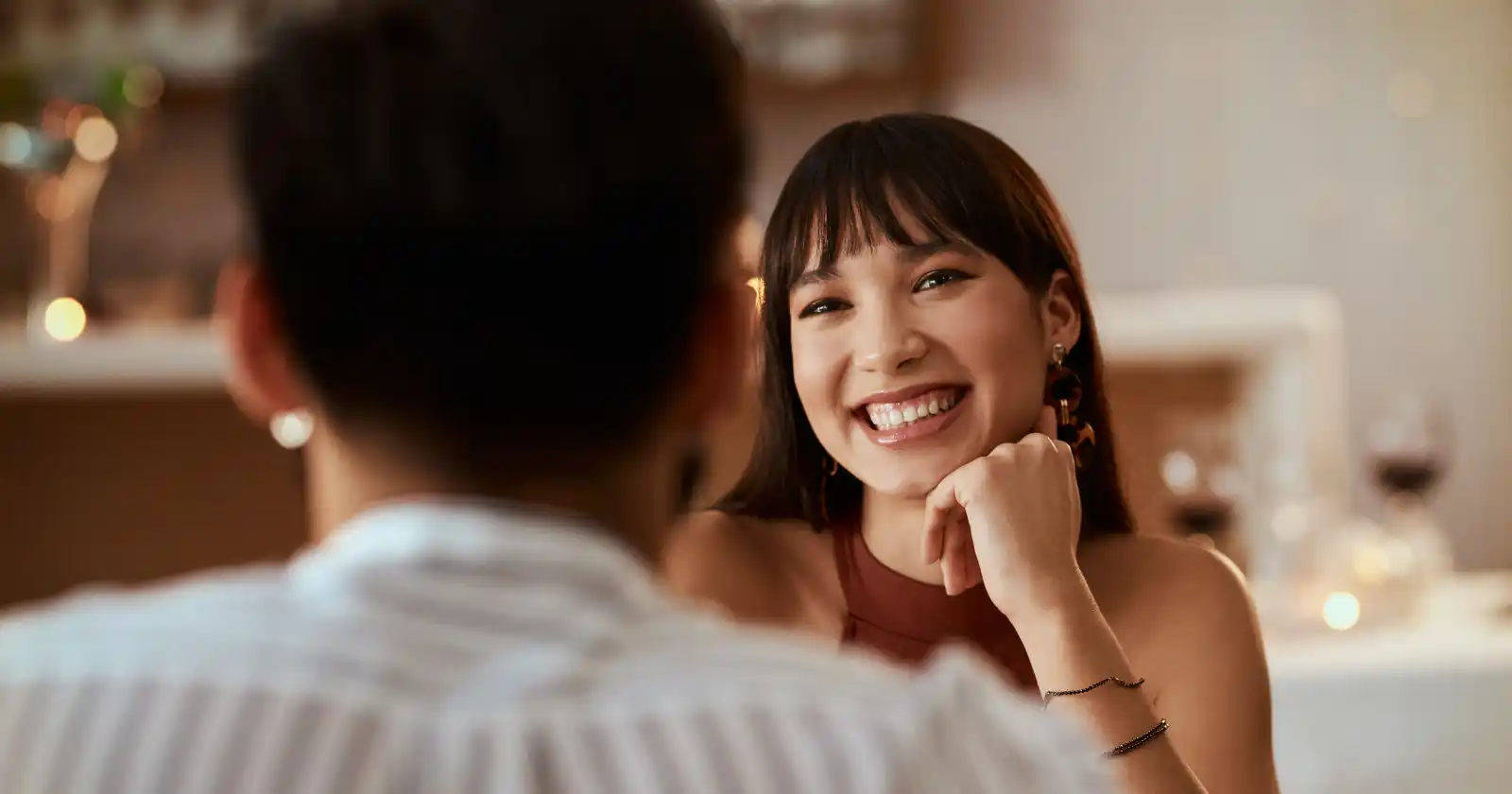 10 نشانه از علاقه یک زن به خودتان مطمئن شوید